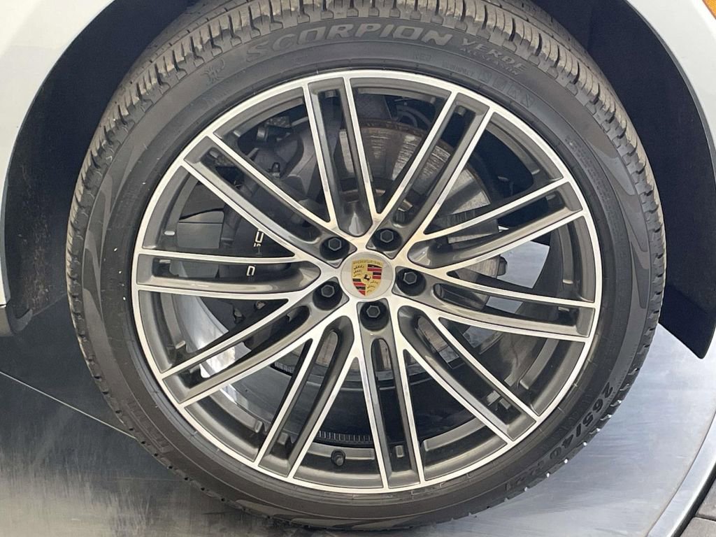 Certified 2025 Porsche Macan AWD/4WD image 14