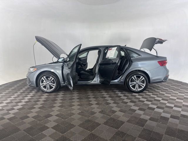 Used 2024 Volkswagen Jetta SE image 11
