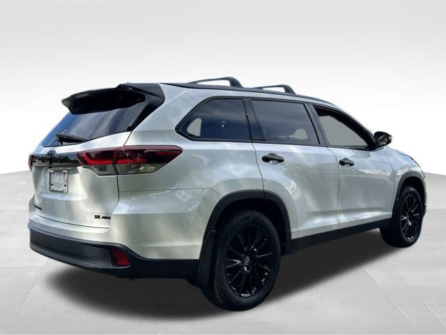 Used 2019 Toyota Highlander SE w/ Nightshade Edition AWD/4WD image 5