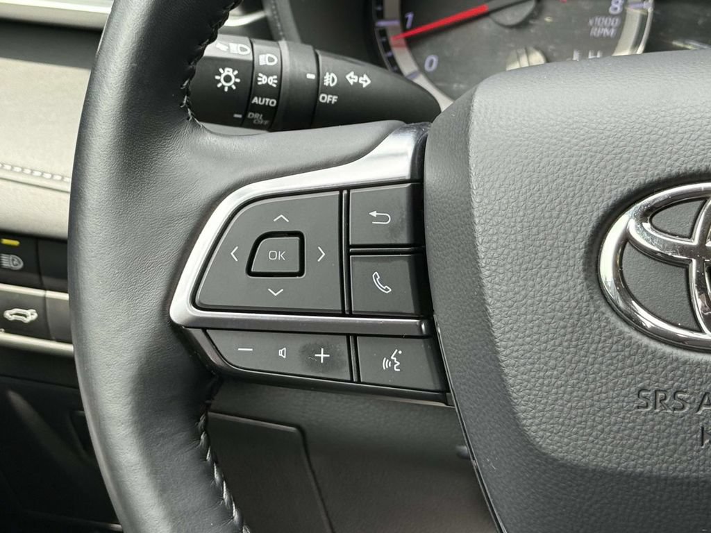 Used 2020 Toyota Highlander LE FWD image 20
