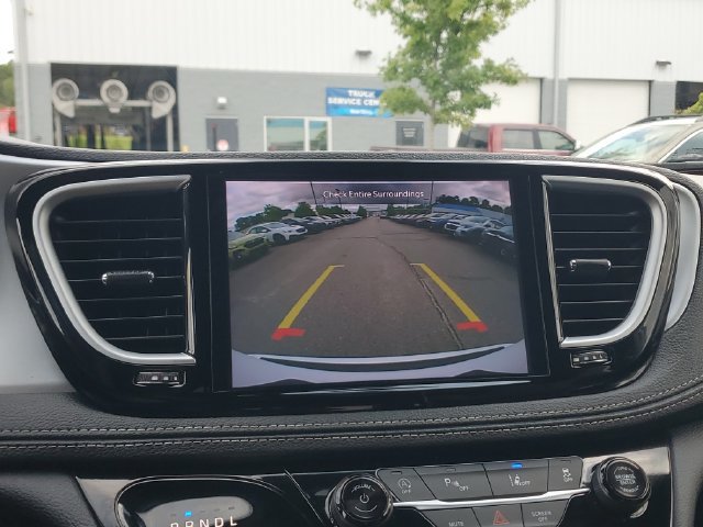 Certified 2025 Chrysler Pacifica Limited FWD image 31