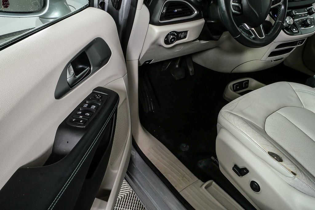 Used 2018 Chrysler Pacifica Touring-L image 12