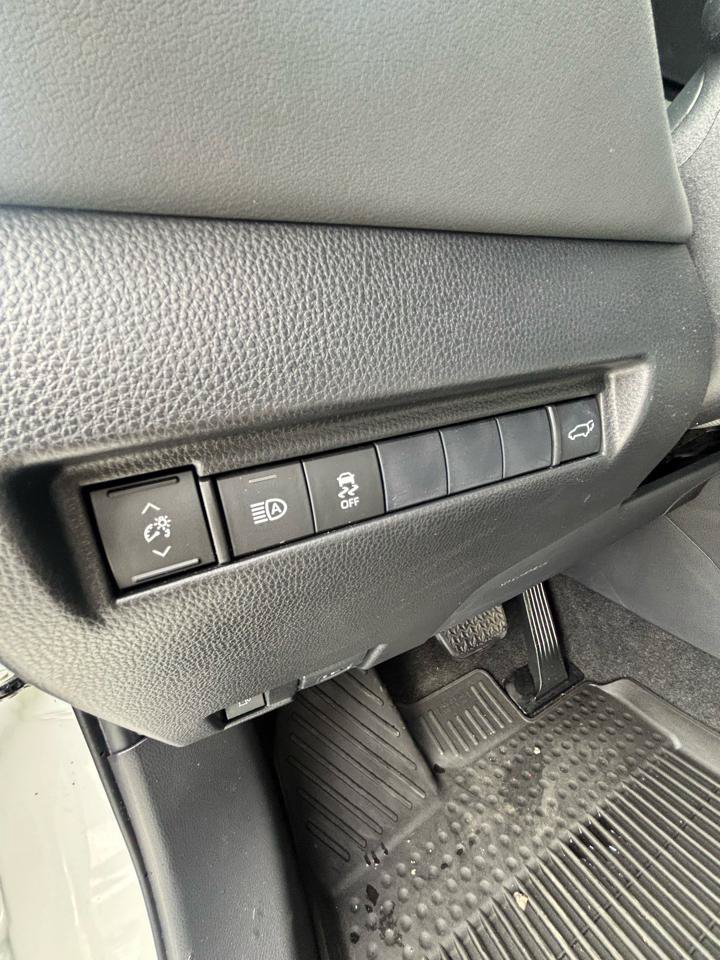Used 2021 Toyota Venza LE AWD/4WD image 12