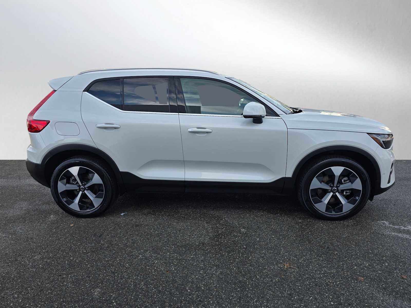 Certified 2025 Volvo XC40 B5 Plus image 2