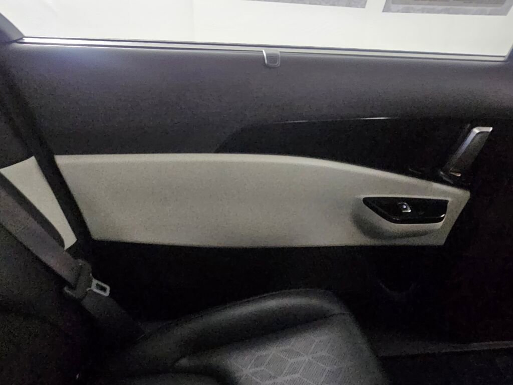 Used 2024 Kia Carnival EX image 33