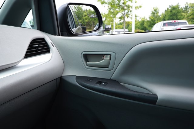 Used 2015 Toyota Sienna L FWD image 22