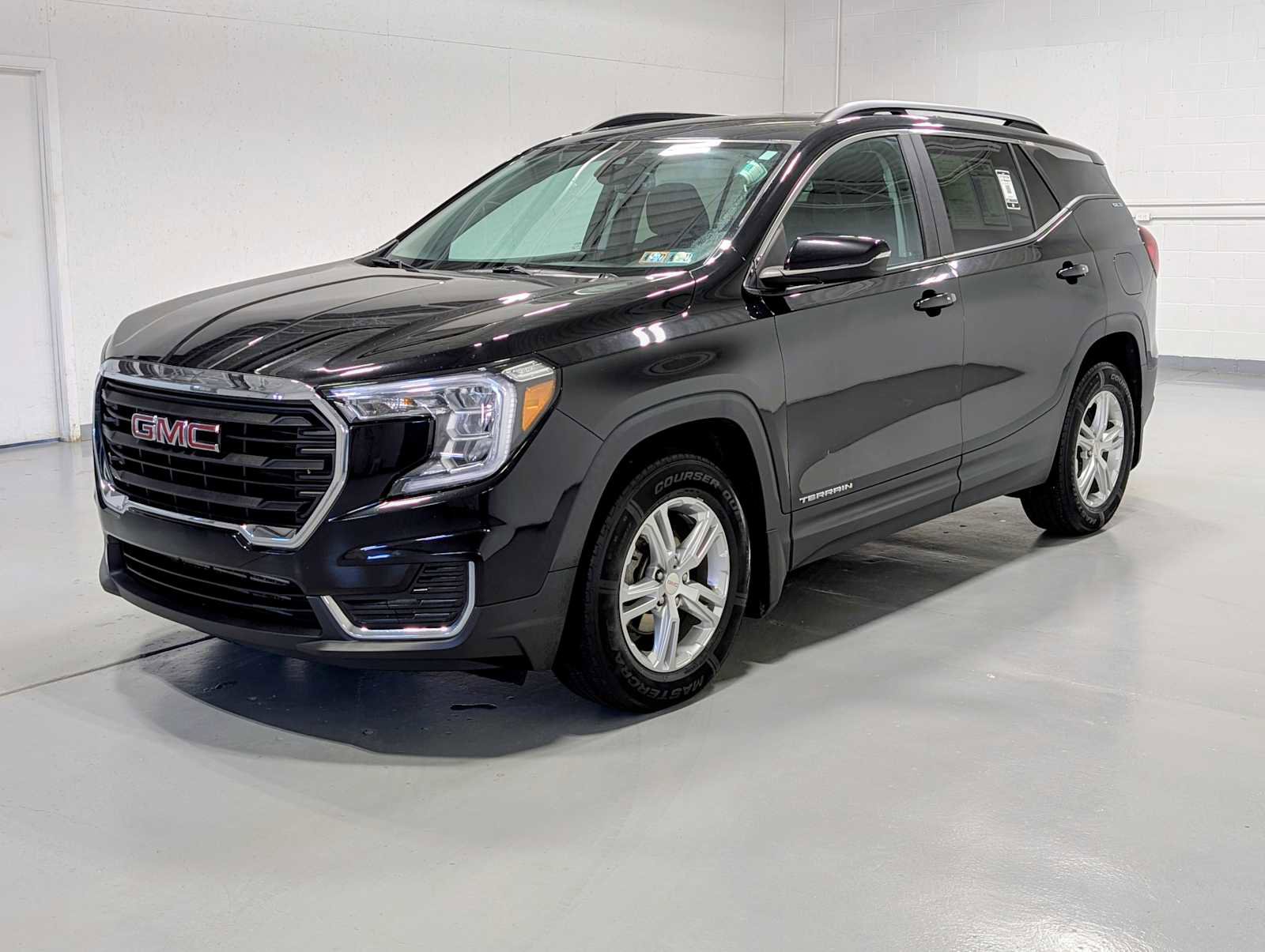 Used 2022 GMC Terrain SLE w/ Driver Convenience Package image 1