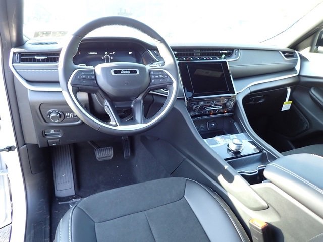 New 2025 Jeep Grand Cherokee L Altitude image 16