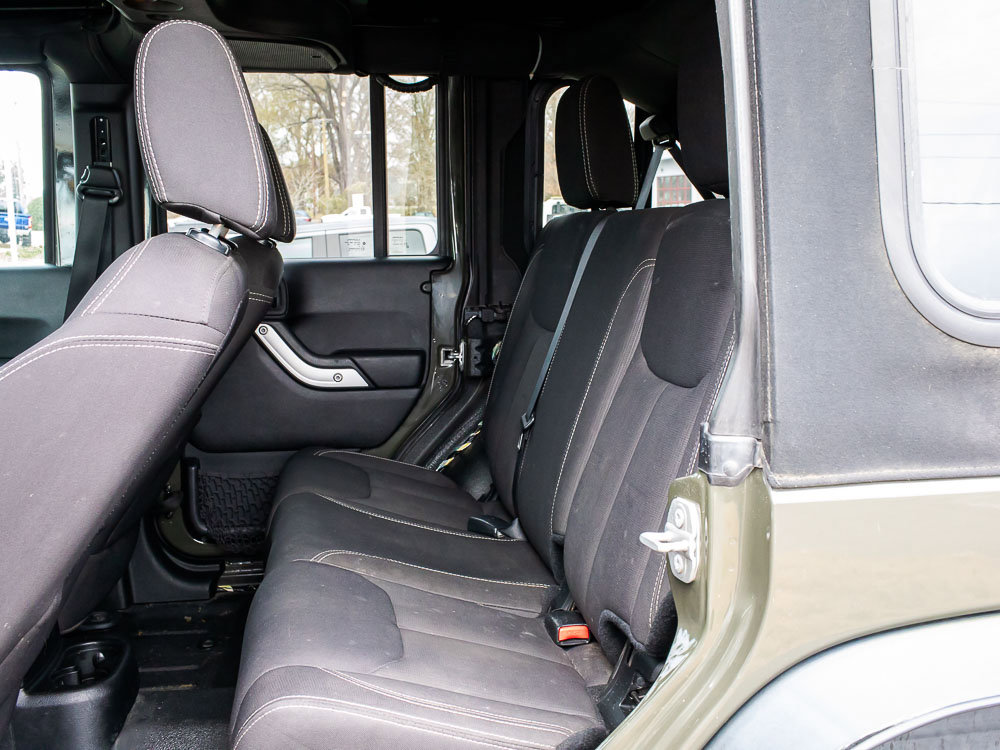 Used 2016 Jeep Wrangler Unlimited Rubicon w/ Connectivity Group image 16