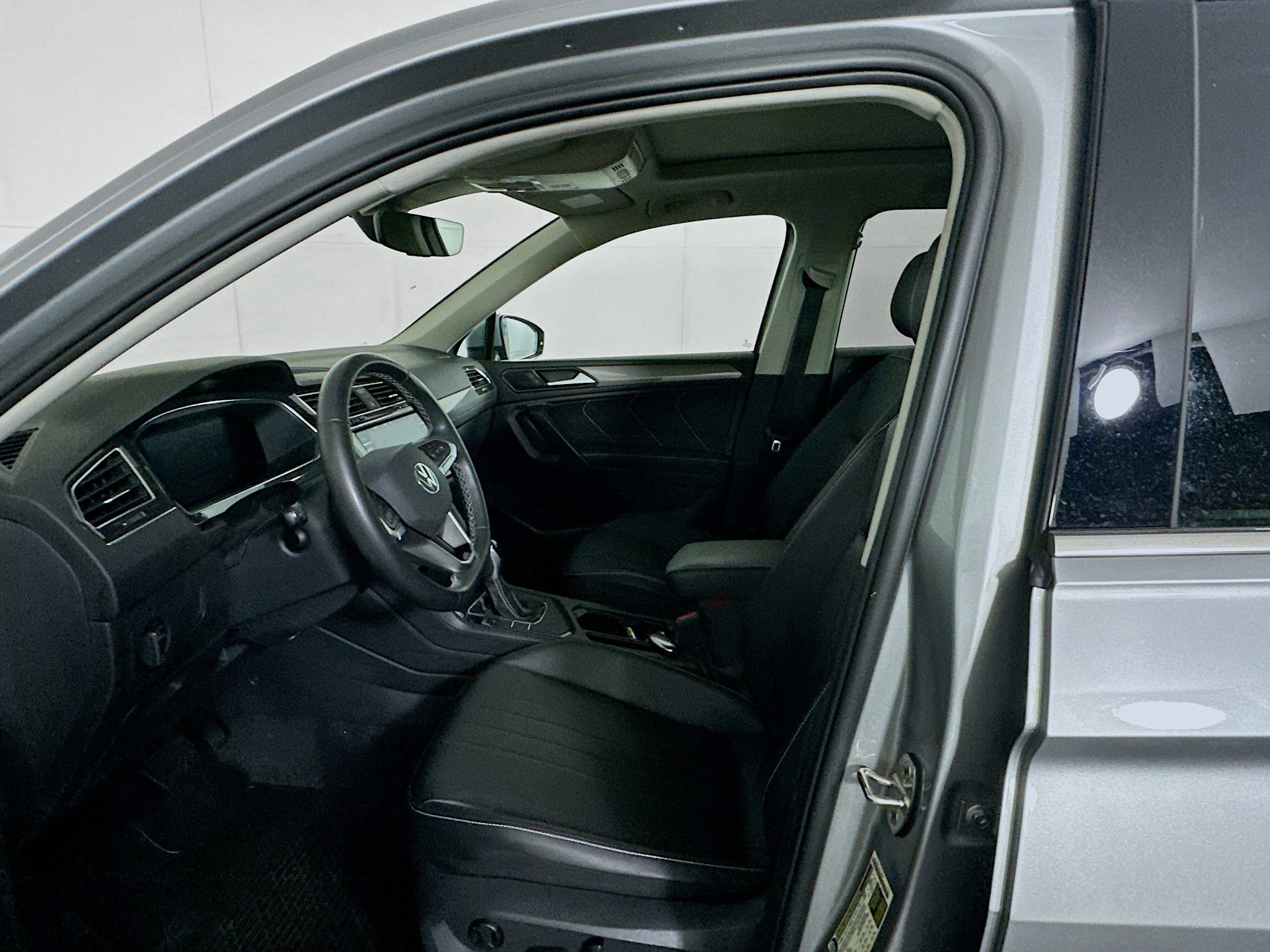 Used 2022 Volkswagen Tiguan SE w/ Panoramic Sunroof Package image 13