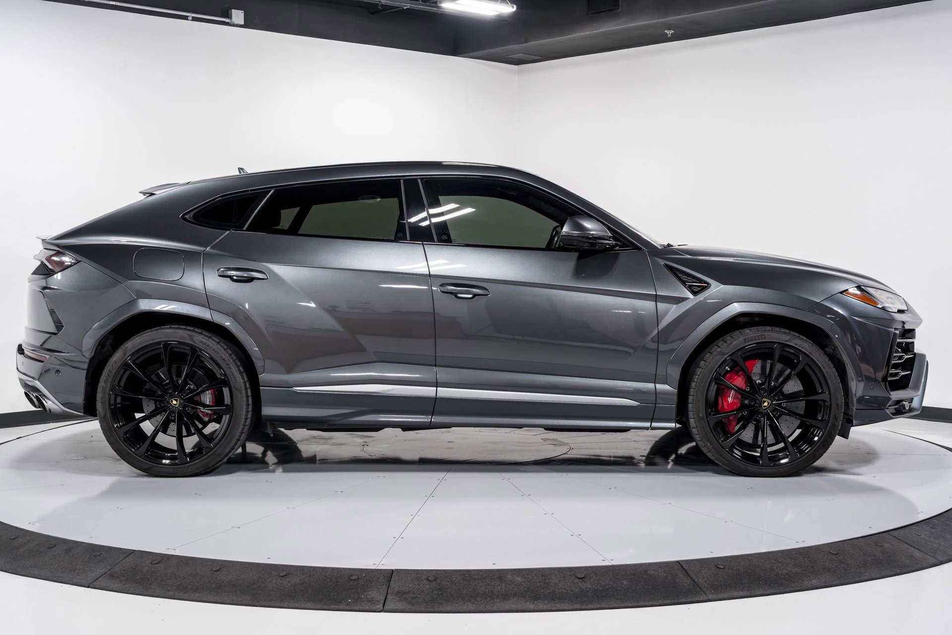 Used 2020 Lamborghini Urus image 2
