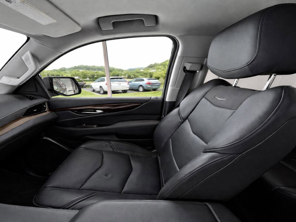 Used 2019 Cadillac Escalade Luxury w/ Escalade Sport Edition AWD/4WD image 16