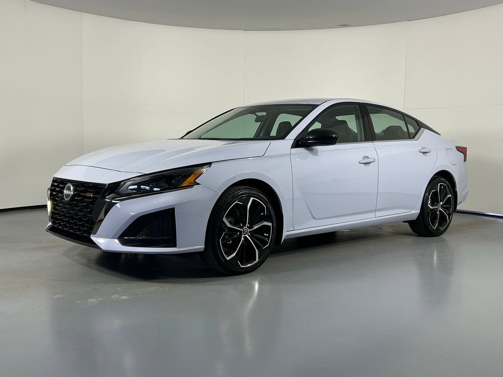 Used 2025 Nissan Altima 2.5 SR image 3