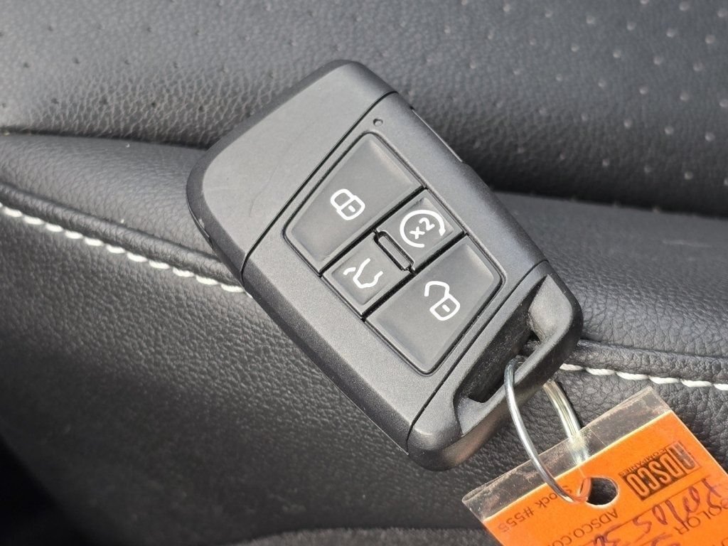 Used 2023 Volkswagen Tiguan SE AWD/4WD image 32