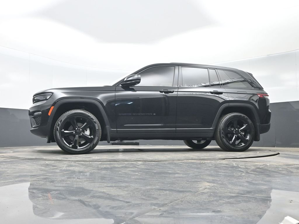 Used 2025 Jeep Grand Cherokee Limited w/ Black Appearance Package image 35