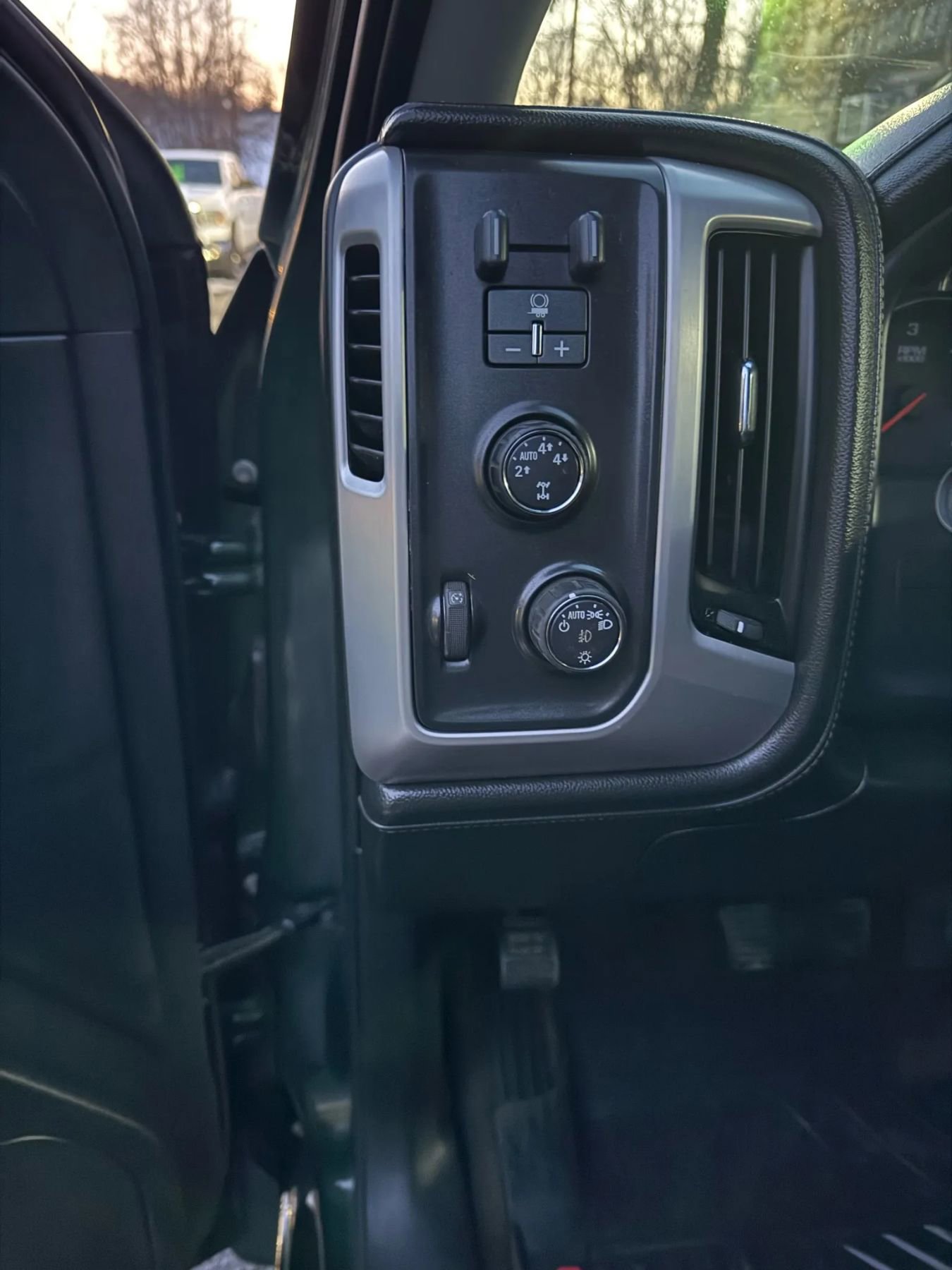 Used 2015 GMC Sierra 1500 SLE w/ SLE Value Package AWD/4WD image 28