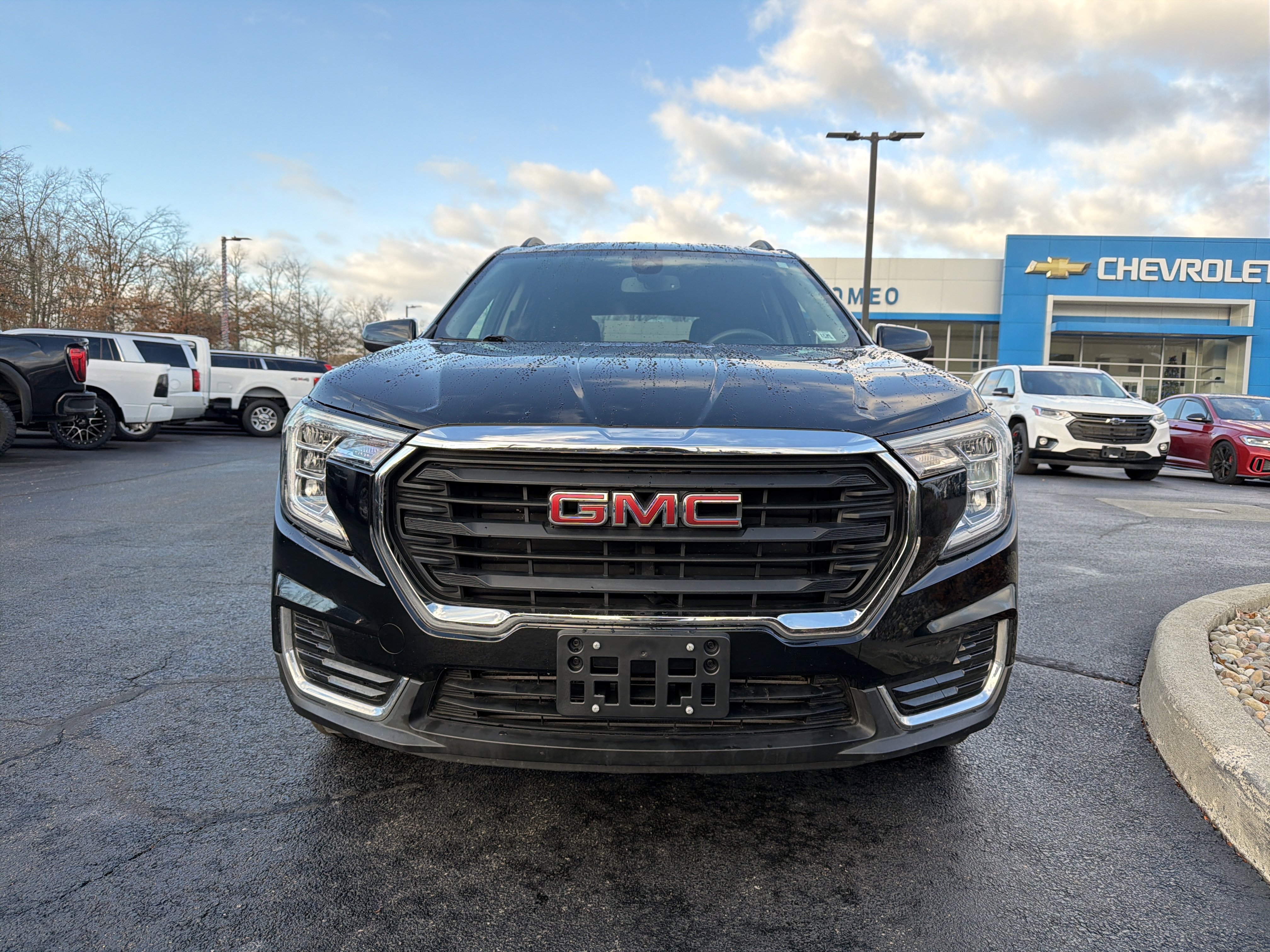 Used 2022 GMC Terrain SLE w/ Driver Convenience Package image 2