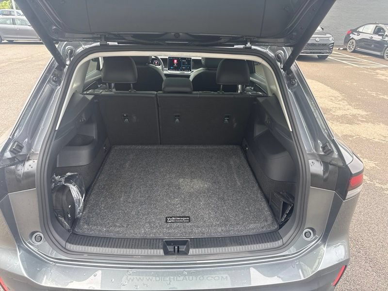 Used 2025 Volkswagen Tiguan SE w/ Panoramic Sunroof Package AWD/4WD image 7