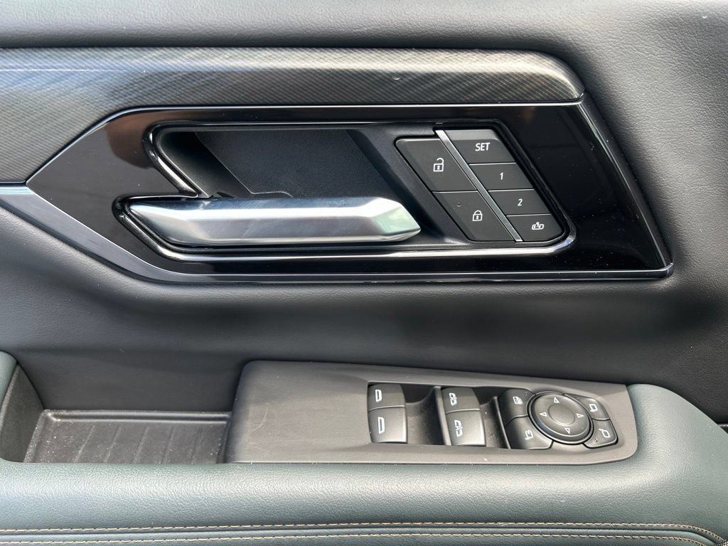 Used 2025 GMC Yukon AT4 w/ AT4 Premium Plus Package AWD/4WD image 19