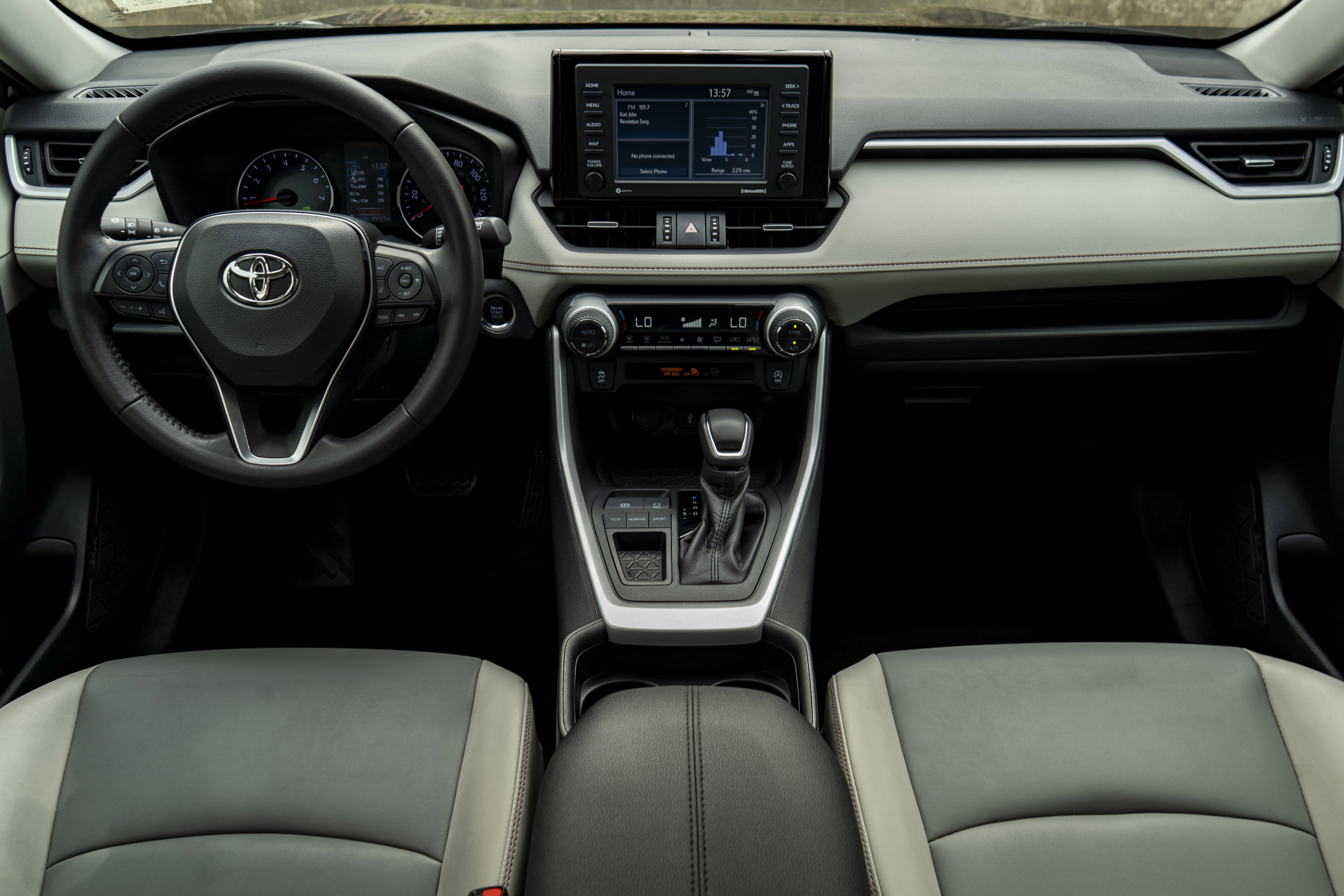 Used 2020 Toyota RAV4 XLE Premium image 26