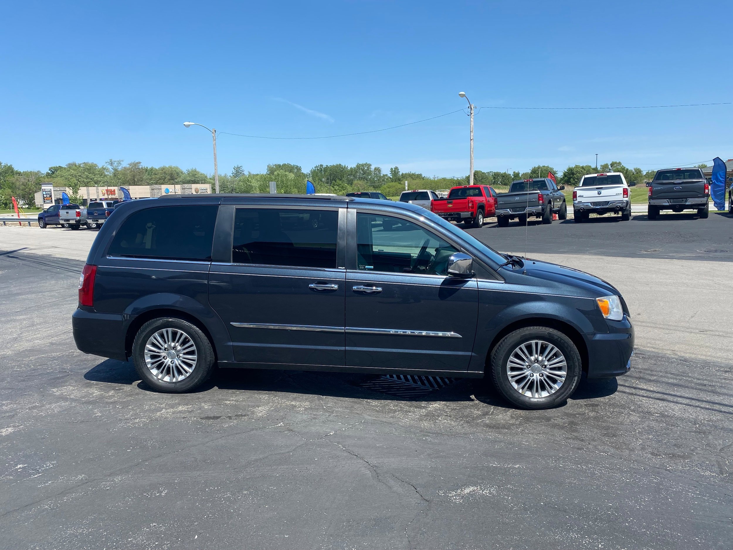 Used 2014 Chrysler Town & Country Touring-L w/ Driver Convenience Group FWD image 4
