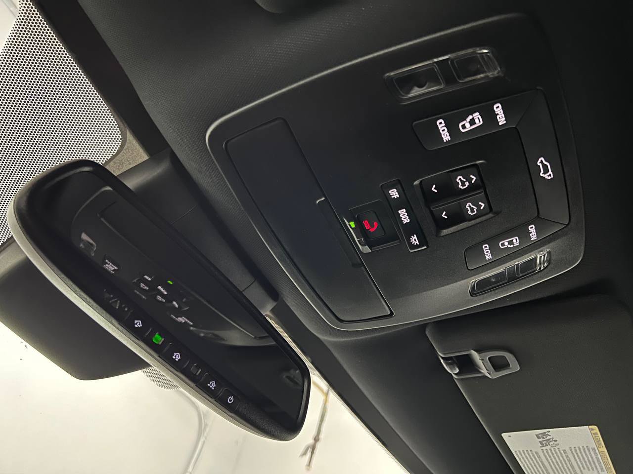 Used 2025 Toyota Sienna XSE w/ XSE Premium Package FWD image 25