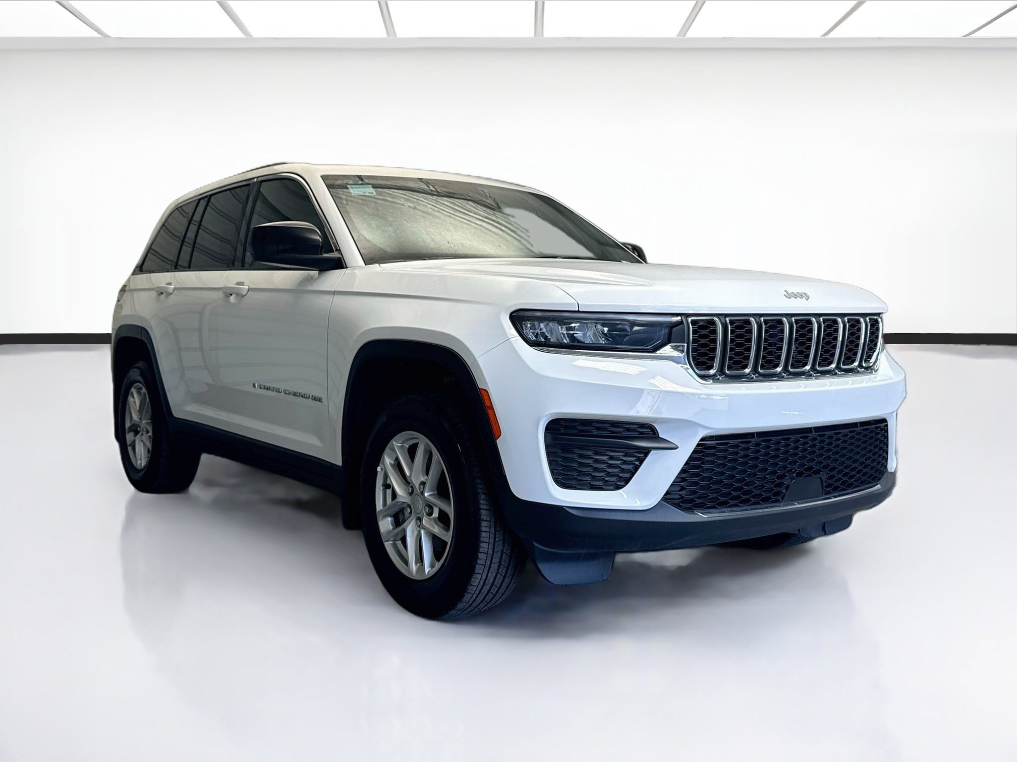 Used 2025 Jeep Grand Cherokee Laredo X AWD/4WD image 3
