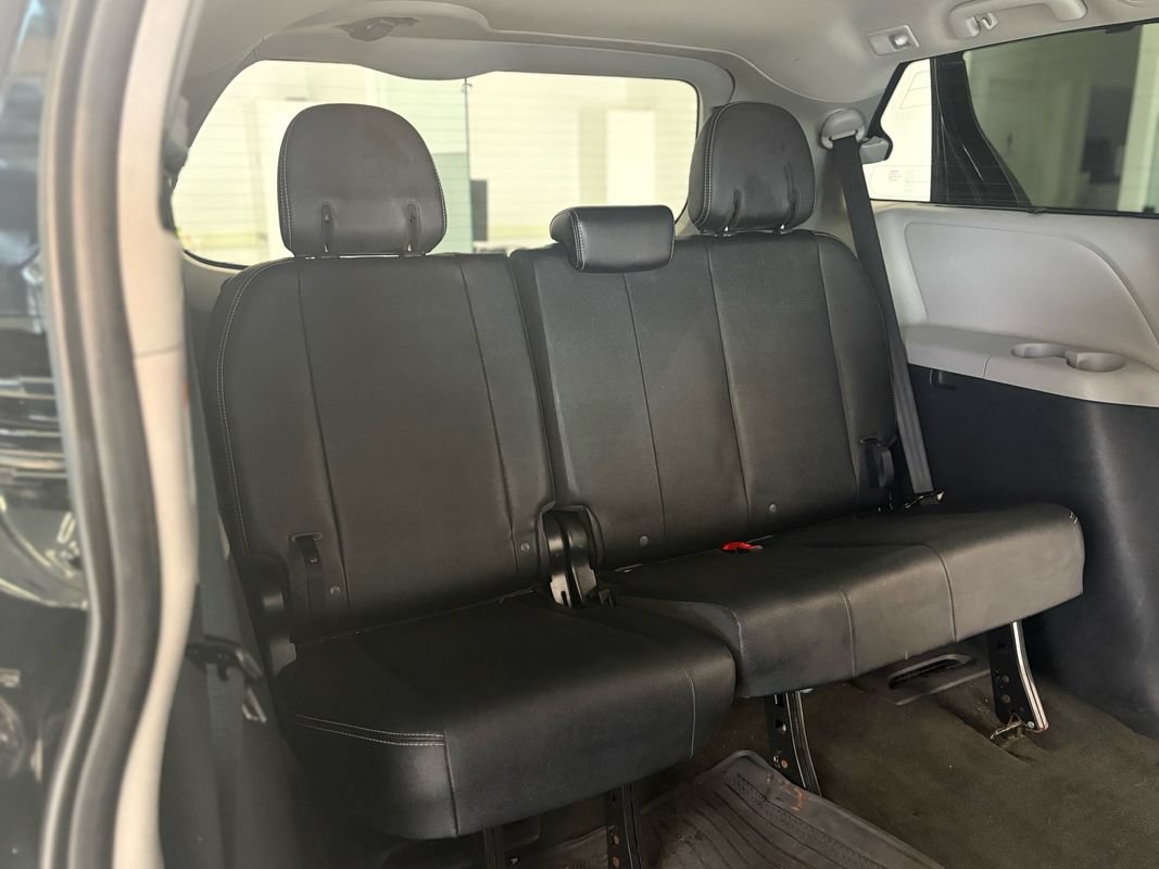 Used 2015 Toyota Sienna SE w/ SE Preferred Package FWD image 26