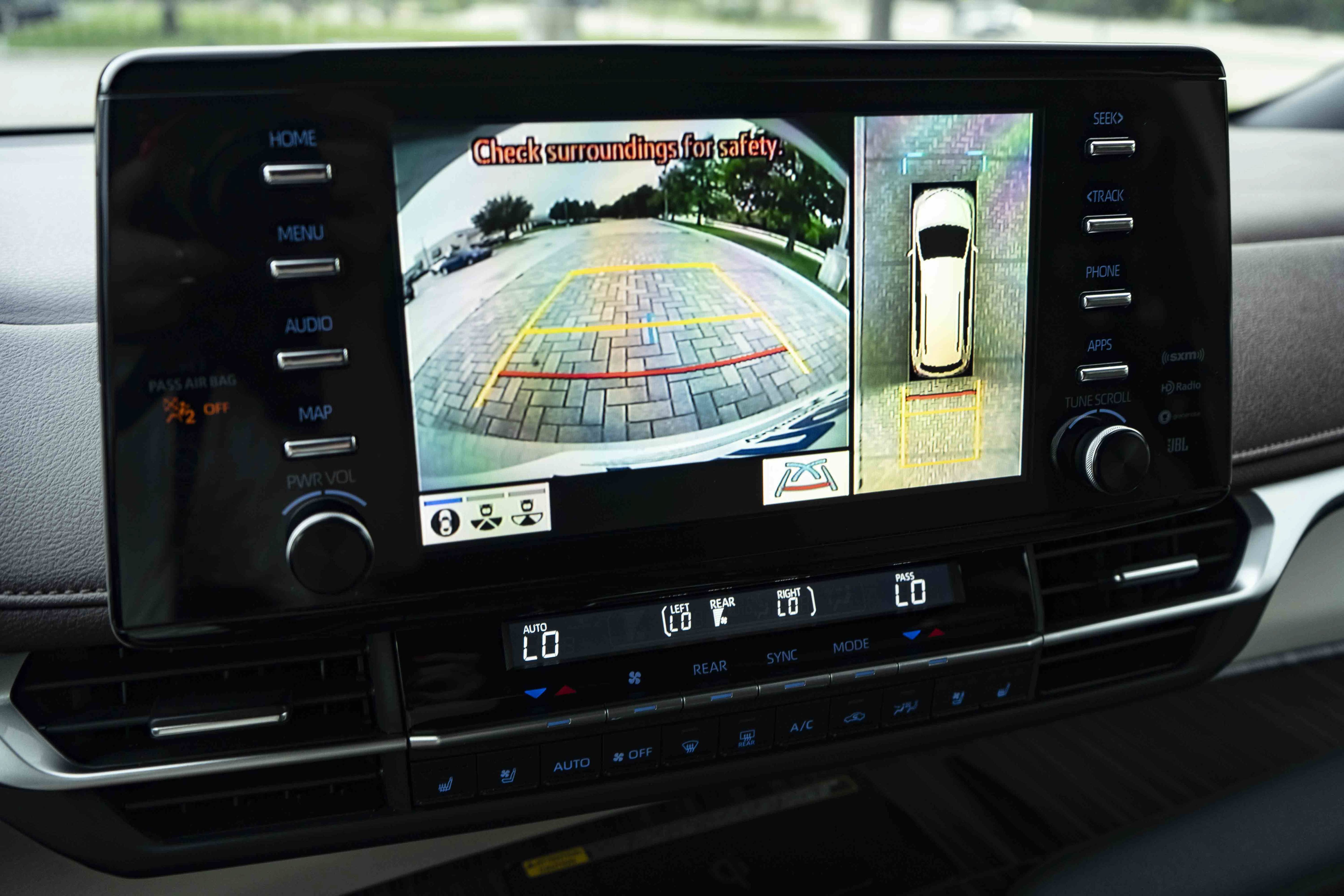 Used 2024 Toyota Sienna Platinum FWD image 33