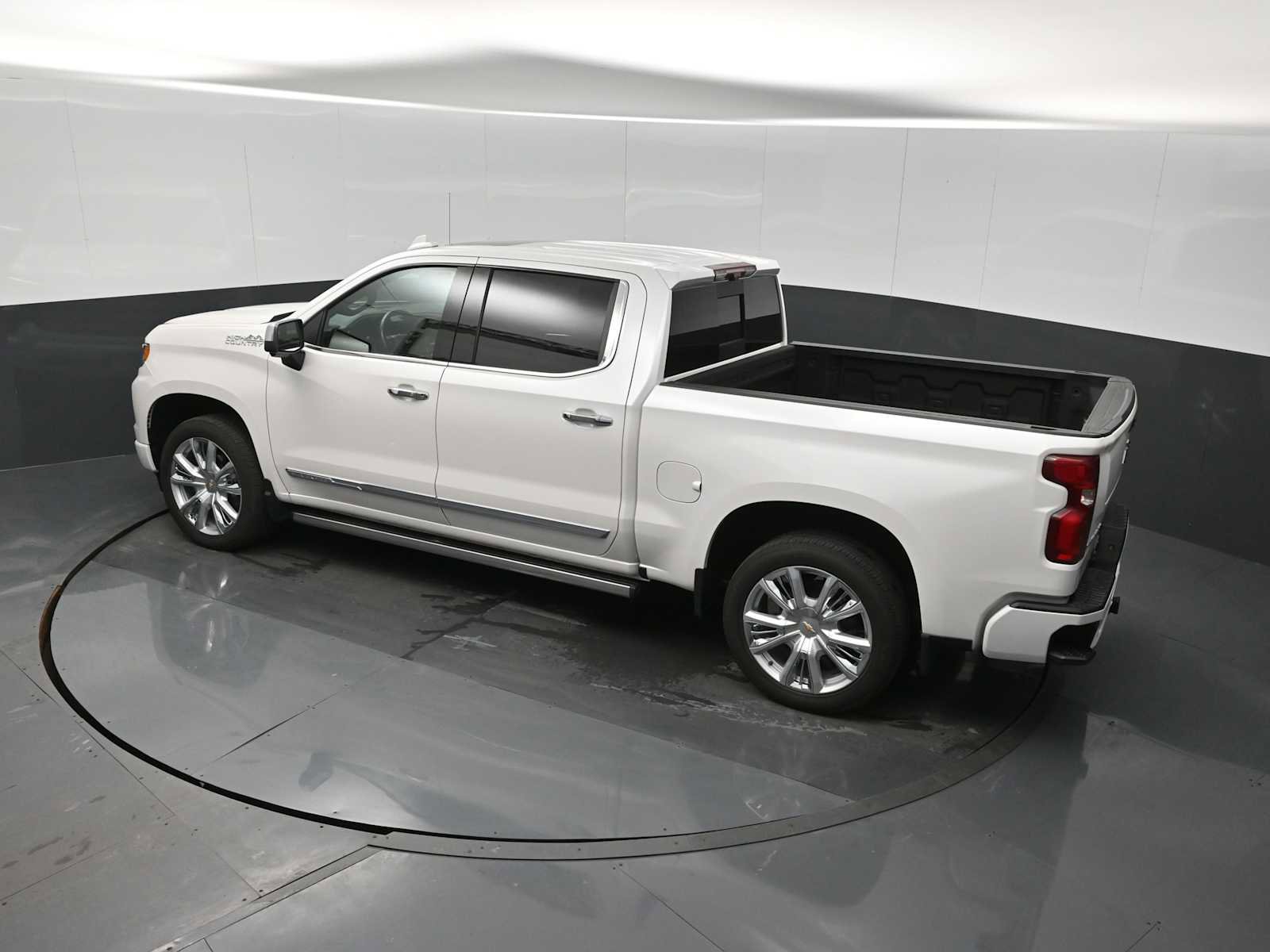 Used 2024 Chevrolet Silverado 1500 High Country image 14
