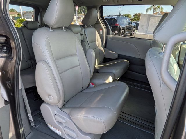 Used 2020 Toyota Sienna LE w/ Carpet Mat Package FWD image 7