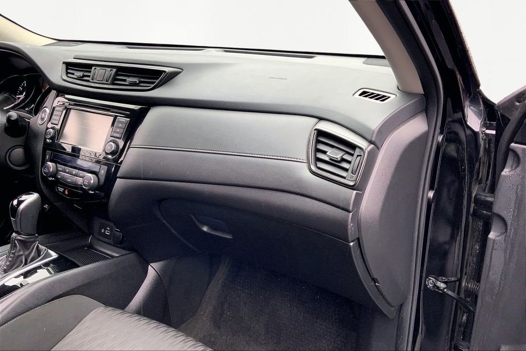 Used 2020 Nissan Rogue SV image 18