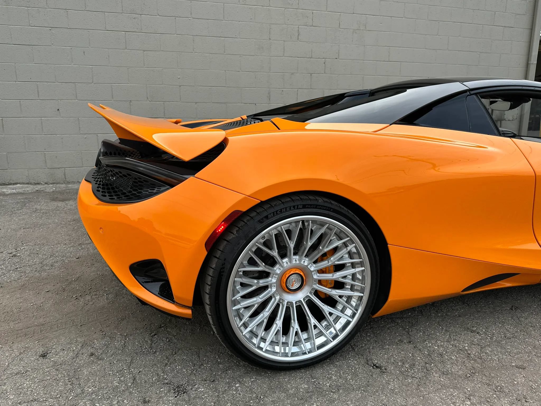 Used 2025 McLaren 750S Spider RWD image 30