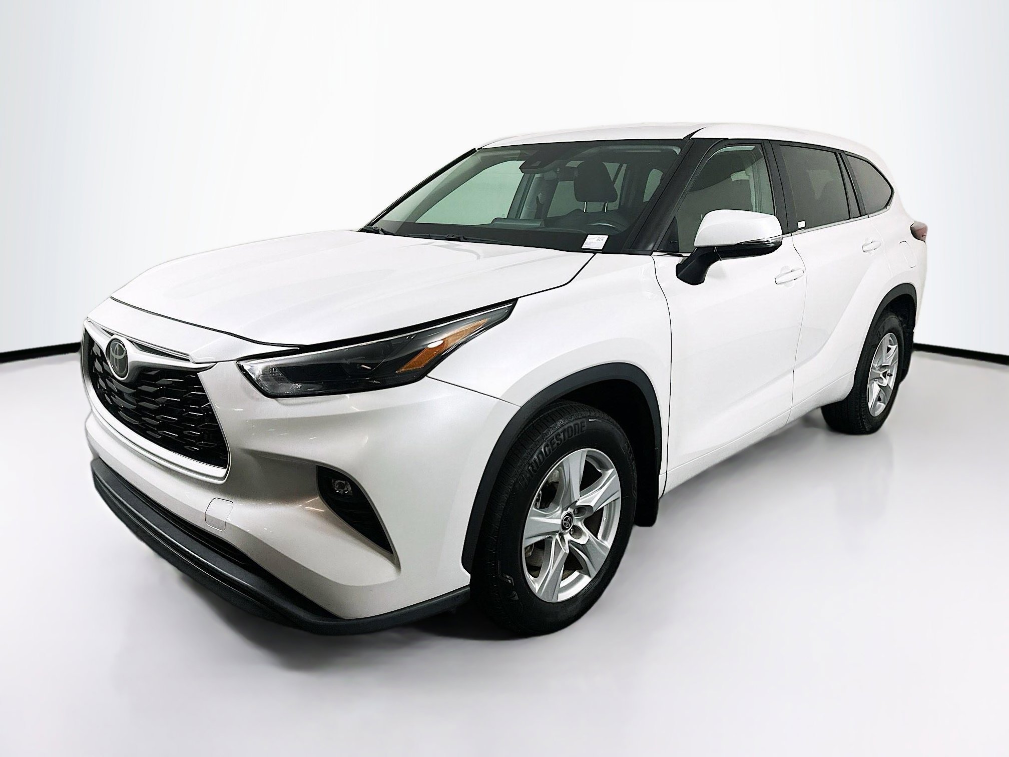 Used 2024 Toyota Highlander LE image 3