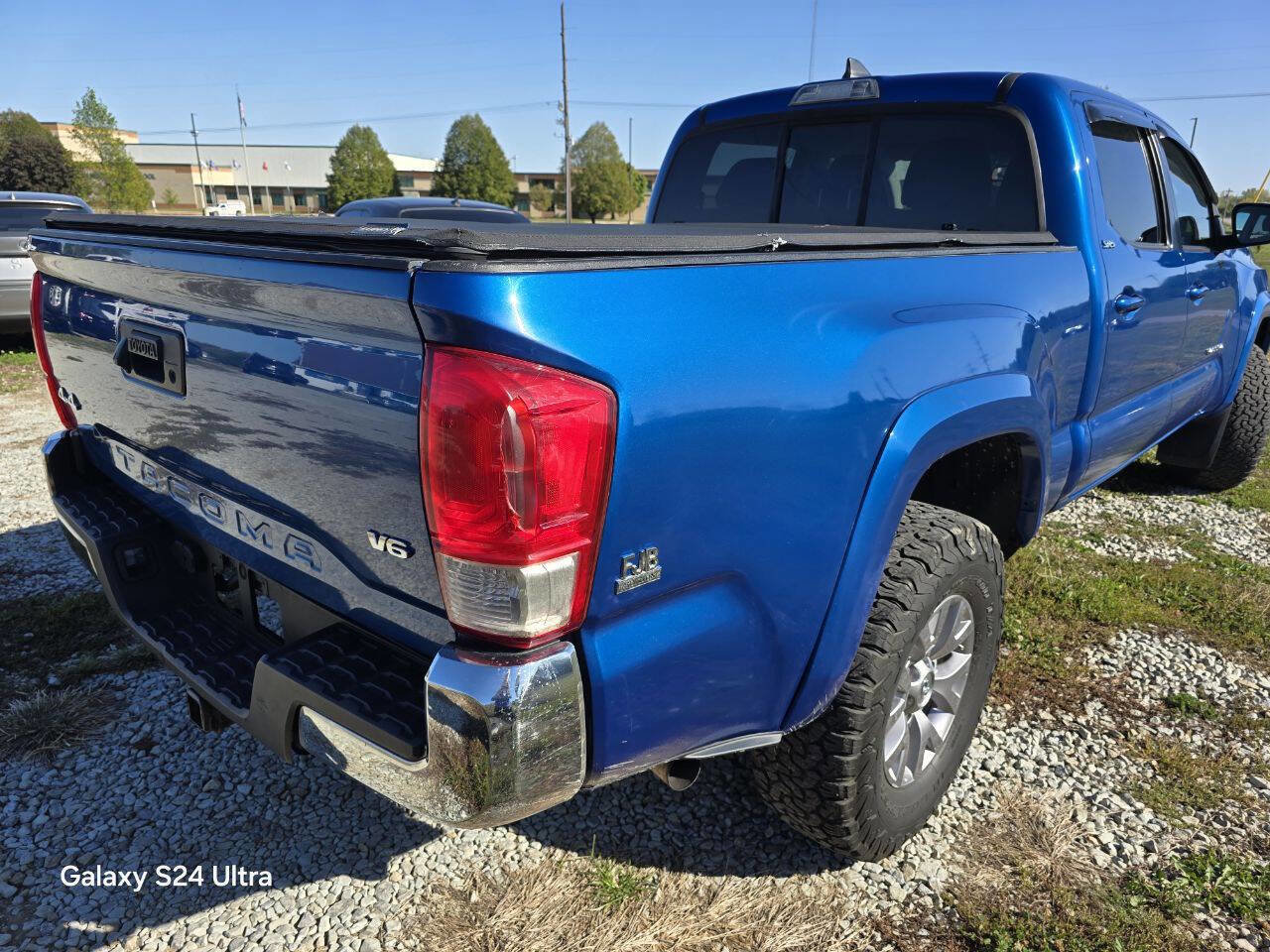 Used 2017 Toyota Tacoma TRD Sport image 5