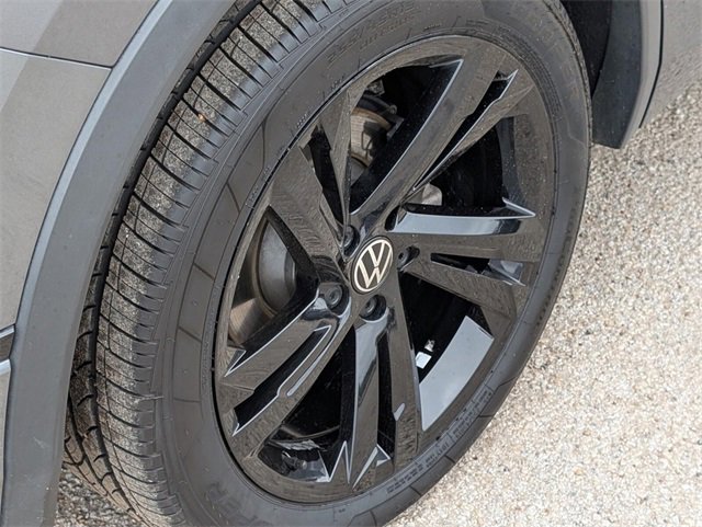 Used 2023 Volkswagen Tiguan SE R-Line image 8