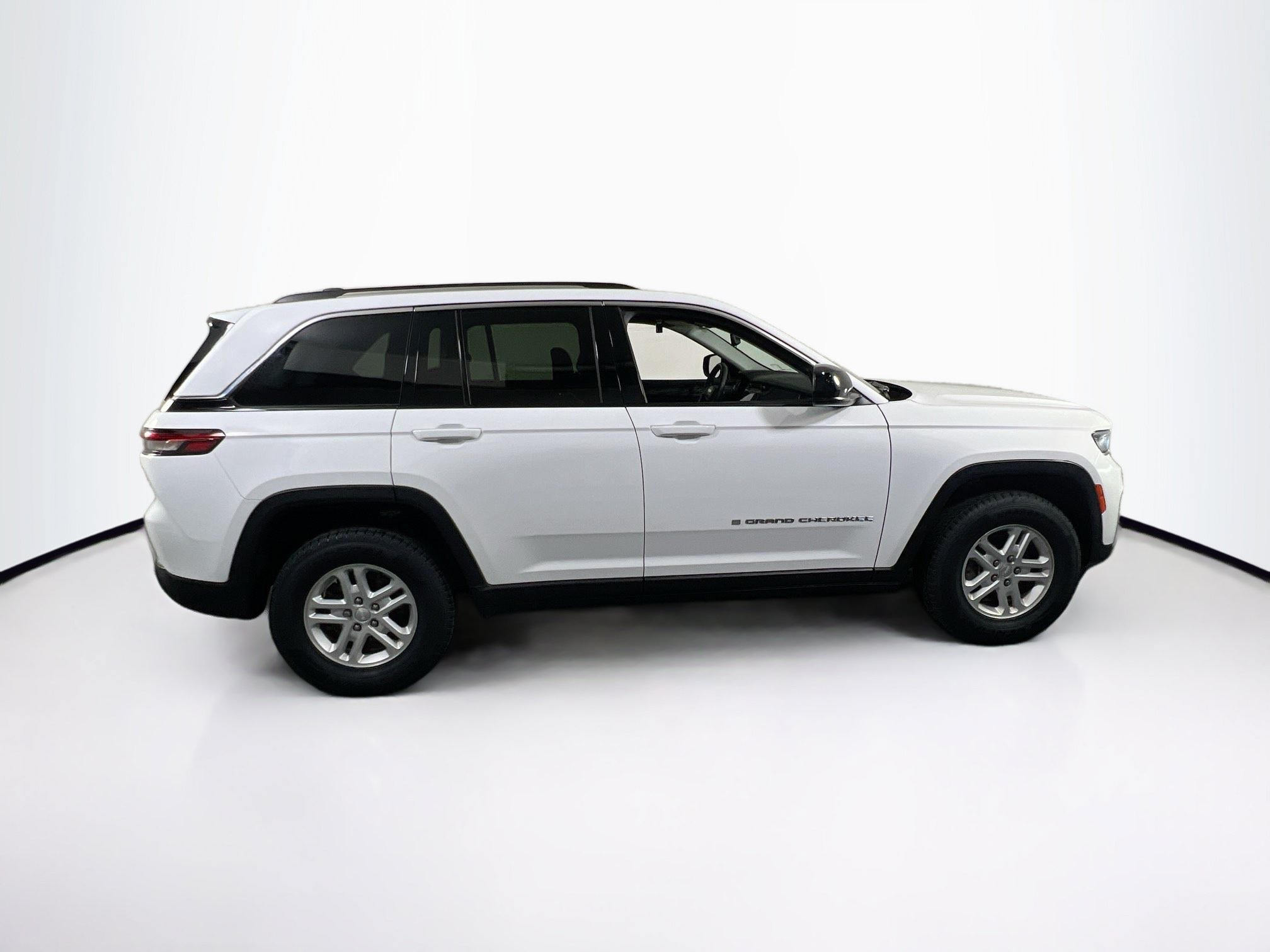 Used 2023 Jeep Grand Cherokee Laredo AWD/4WD image 4