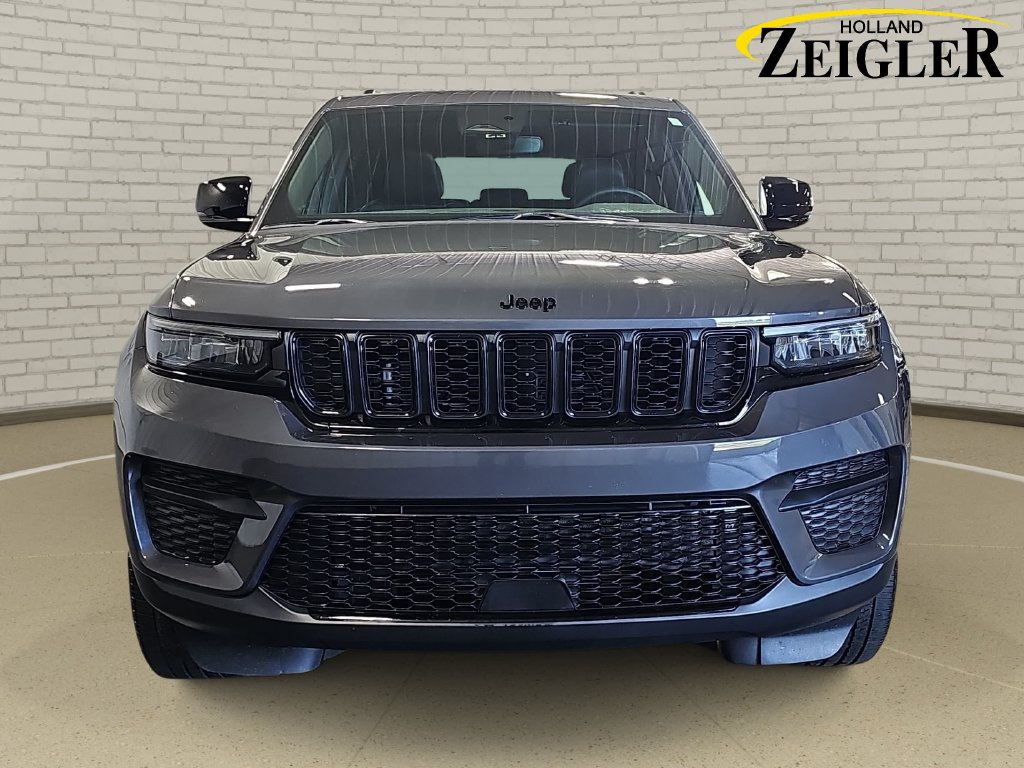 Used 2023 Jeep Grand Cherokee Altitude AWD/4WD image 2