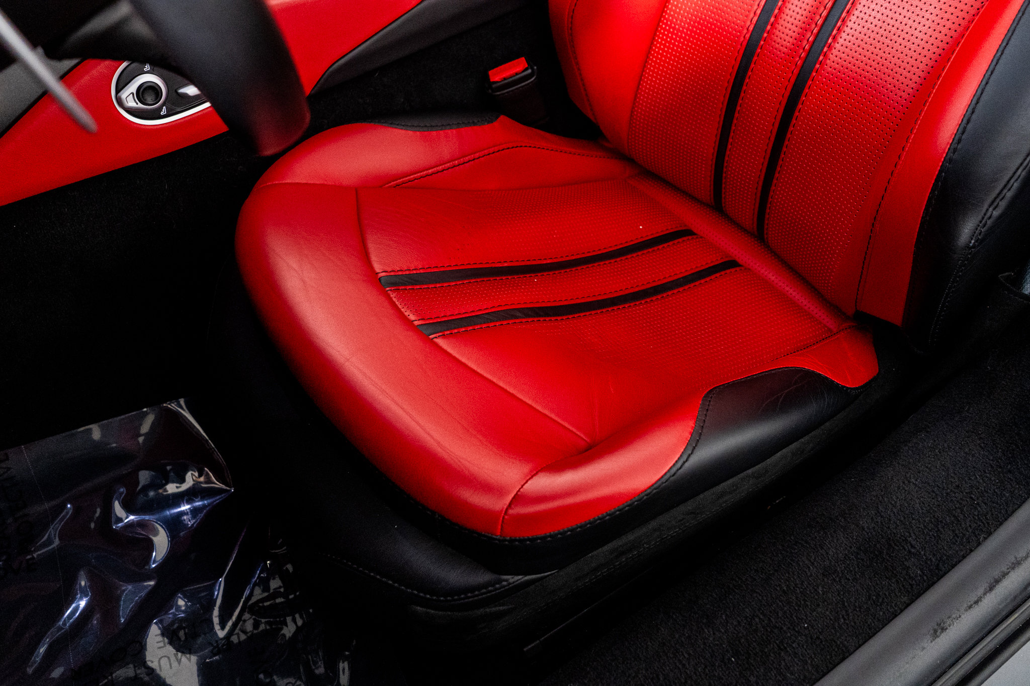 Used 2021 Aston Martin V8 Vantage Roadster image 29