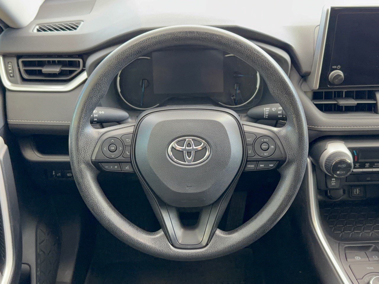 Used 2023 Toyota RAV4 LE AWD/4WD image 10