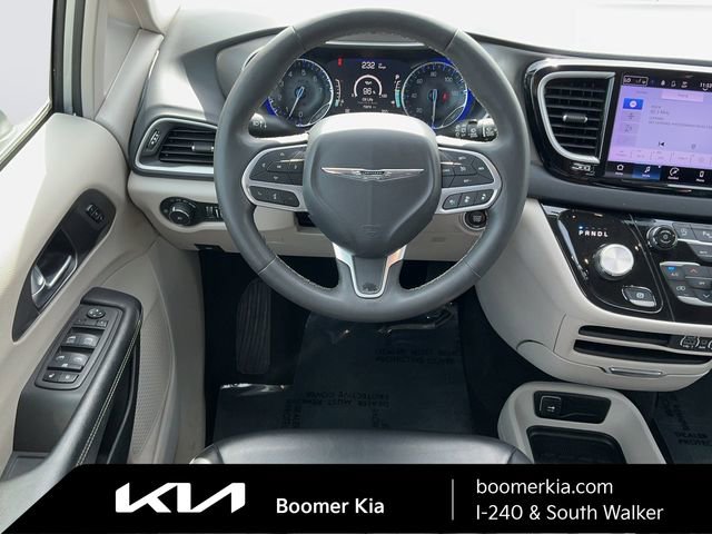 Used 2023 Chrysler Pacifica Touring-L image 15