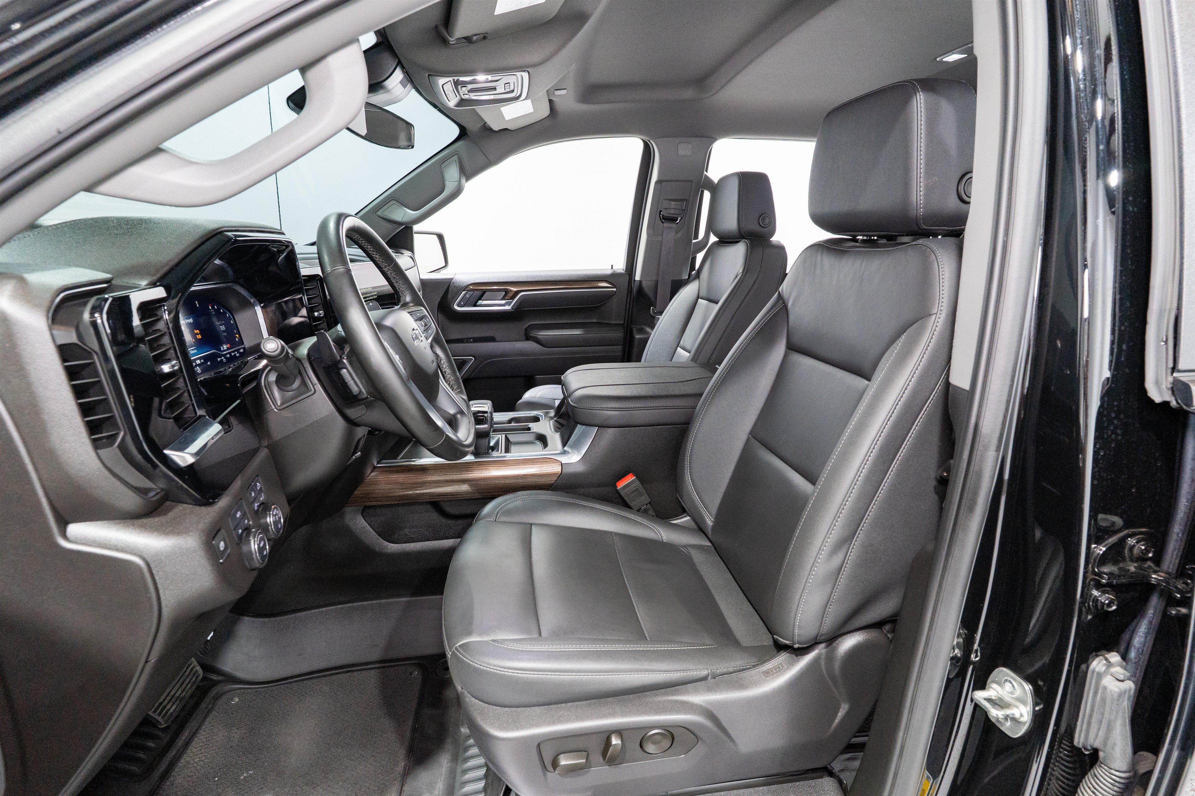 Used 2025 Chevrolet Silverado 1500 RST AWD/4WD image 16