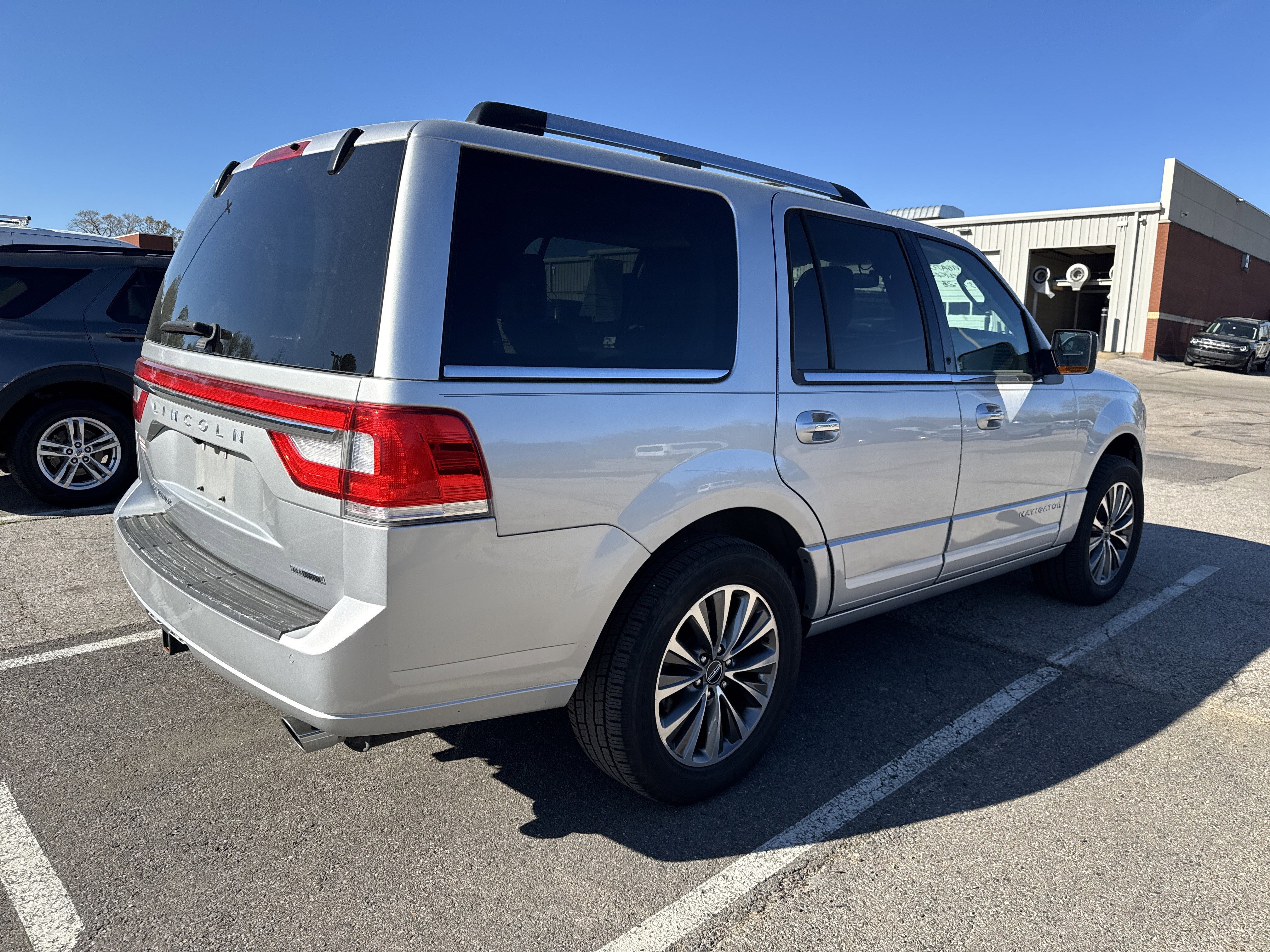 Used 2015 Lincoln Navigator 2WD image 2
