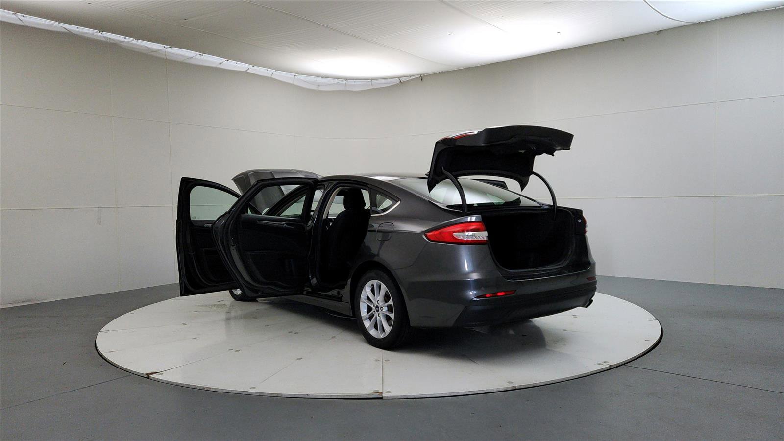 Used 2020 Ford Fusion SE image 11