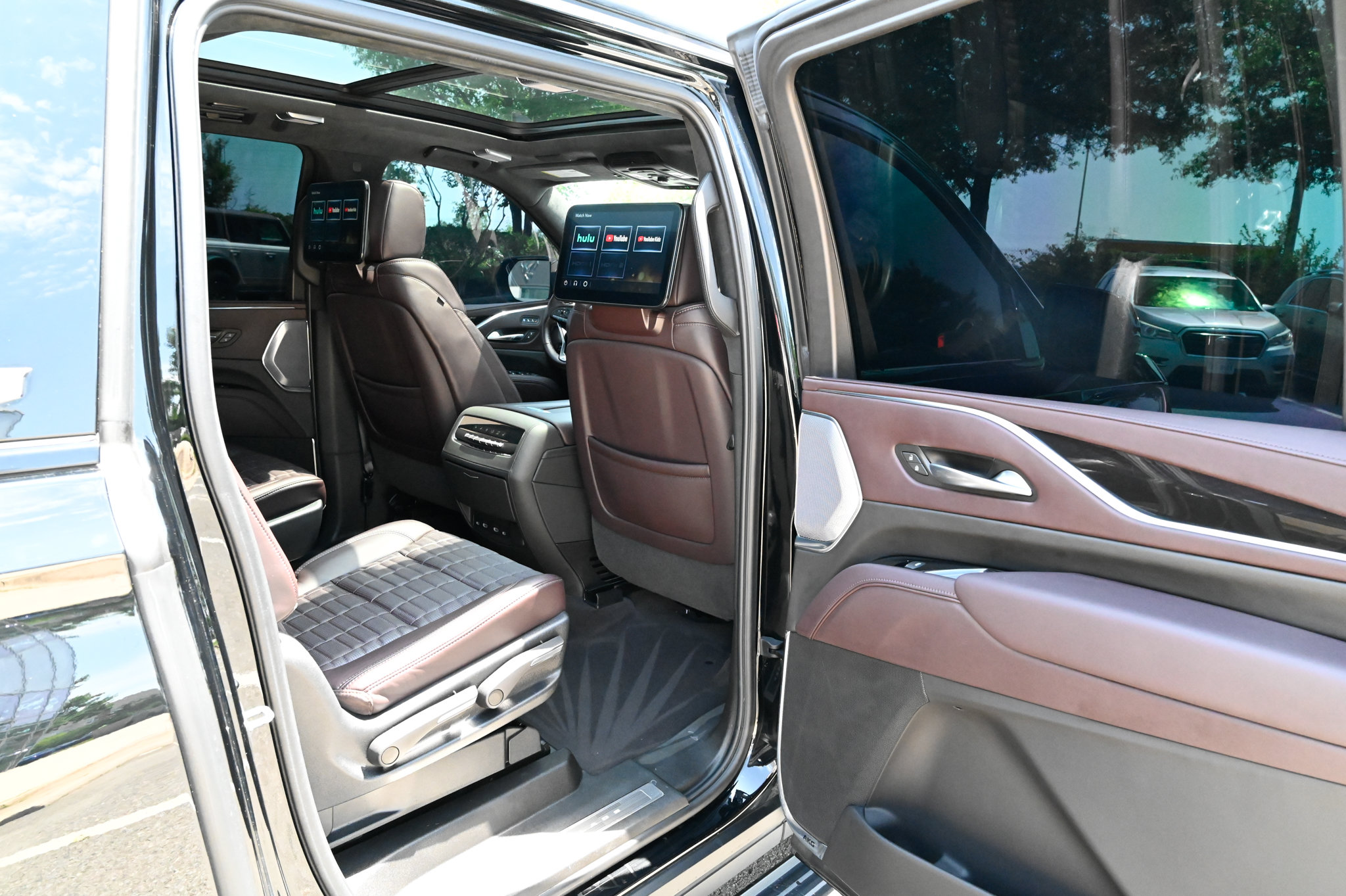 Used 2023 Cadillac Escalade ESV Sport Platinum w/ LPO, ONYX Package AWD/4WD image 43