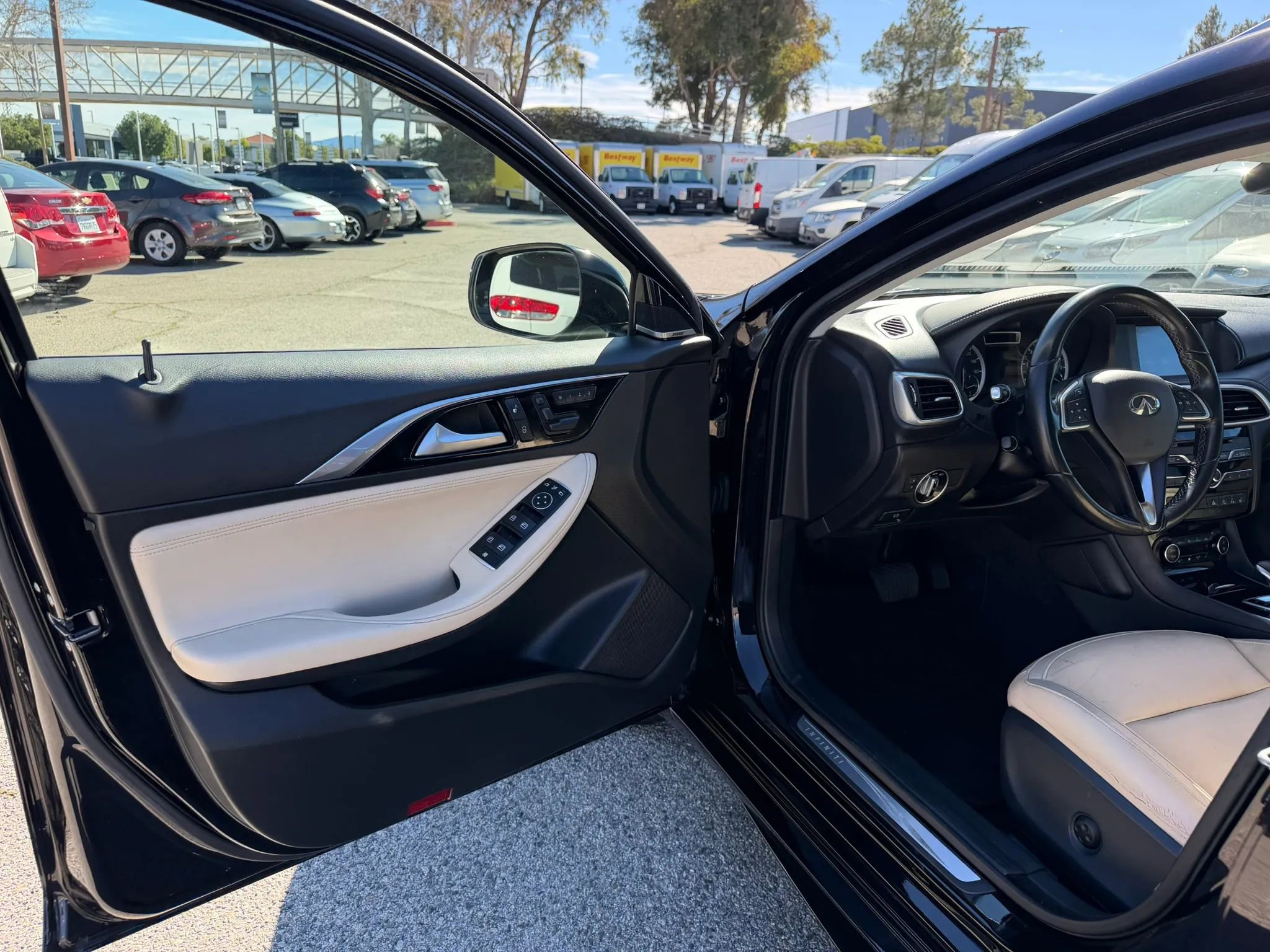 Used 2017 INFINITI QX30 Premium w/ Navigation Package image 9