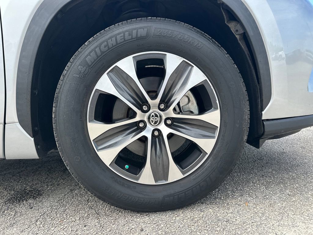 Used 2021 Toyota Highlander XLE image 13