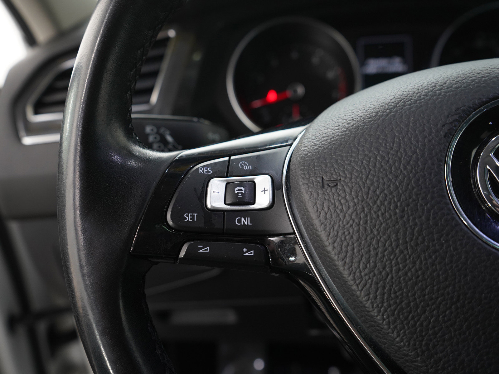 Used 2018 Volkswagen Tiguan SEL AWD/4WD image 26