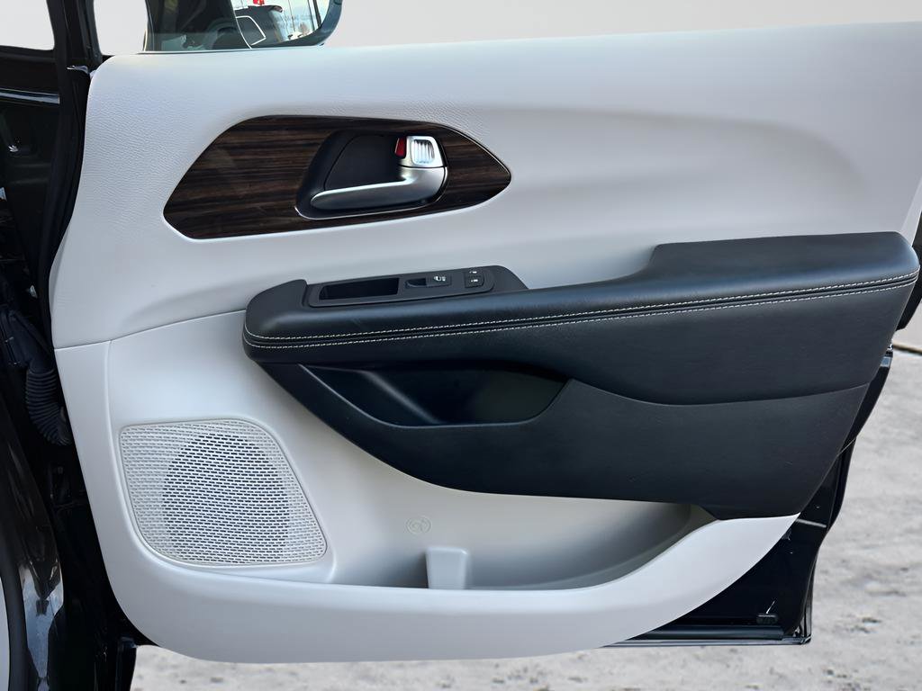 Used 2021 Chrysler Pacifica Limited image 35