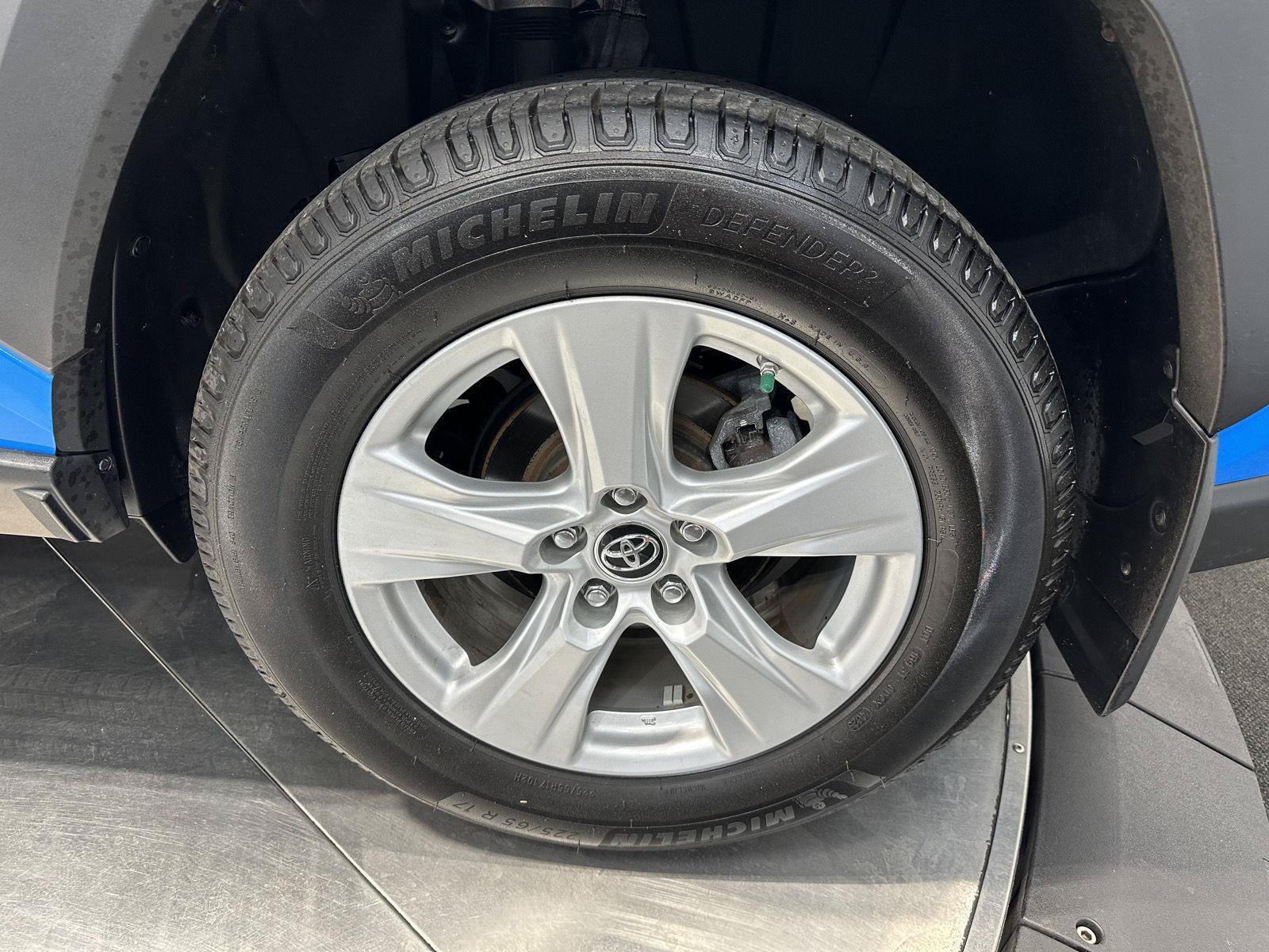 Used 2019 Toyota RAV4 XLE w/ Convenience Package AWD/4WD image 10